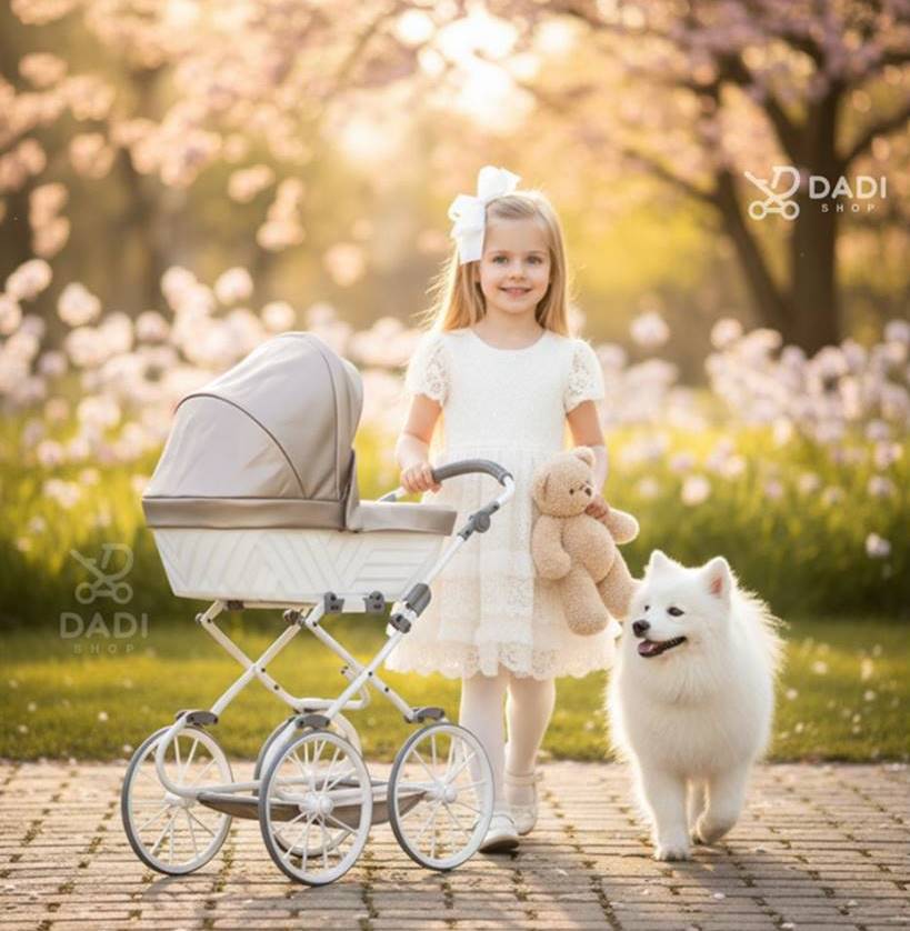 Dziewczynka z maskotką i psem spacerująca w plenerze z wózkiem dla lalek Kunert Rossie w kolorze cappuccino